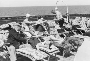Bordleben auf dem Passagierschiff "Milwaukee". Sonnenbadende mit Liegestühlen