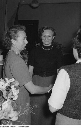 Übergabe von Urkunden auf einer Veranstaltung zum Internationalen Frauentag