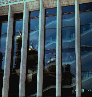 Spiegelnde Glasfassade des Staatlichen Kremlpalastes