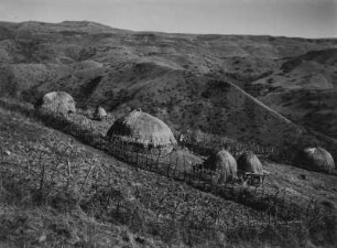 Rundhütten : Rundhütten einer Siedlung im Hochland Südafrikas