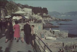 Reisefotos Italien. Ortsteilansicht mit Felspromenade in einer Bucht