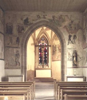 Bötzingen: Kapelle in Bötzingen Wand mit freigelegten Fresken, Gesamtansicht innen, vom Eingang