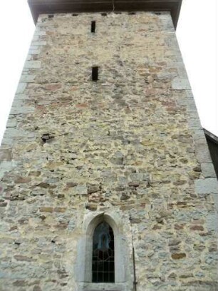 Evangelische Kirche - Kirchturm von Osten (frühgotische Gründung als Chorturm mit Turmchor) mit Schlitzscharten im Mittel- und Obergeschoß-Kantensteine mit Zangenlöchern