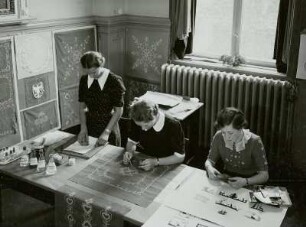 Ausstellung von Schülerinnenarbeiten : Handarbeiten, Mädchenoberschule, Ausstellung, Dresden, 1938