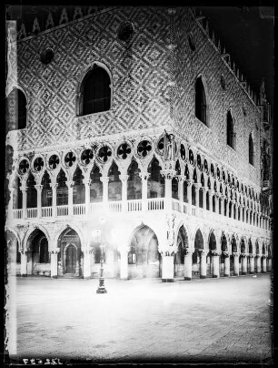 Venedig: Dogenpalast bei Nacht