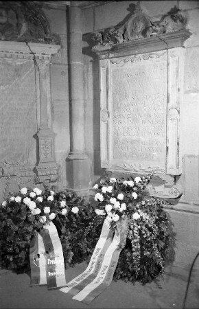 Freiburg: Kranzniederlegung vor der Grabtafel Zasius, in der Universitätskapelle des Münsters, Kränze vor Grabtafel