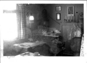 Wohnung des Fotografen (wohl in Fischen im Allgäu oder in Philipsthal). Wohn-und Arbeitszimmer (Südost-Ecke)