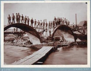 Die vom Hochwasser am 30./31. Juli 1897 zerstörte und im Wiederaufbau stehende Brücke über die Weißeritz in Döhlen (Freital)