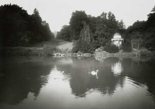 Kassel, Wilhelmshöhe : Kassel. Schlosspark Wilhelmshöhe. Fontäne-Teich und Apollotempel