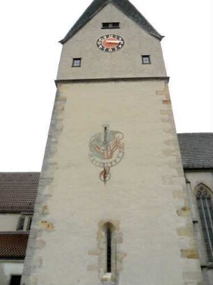 Kirchturm von Süden (romanisch) mit Schlitzfenstern sowie überarbeiteter Glockenstube mit Rhombendach