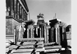 Kolonnadensäulen des Neuen Museums vor dem Hintergrund des Reiterstandbildes von Alexander Calandrelli an der Nationalgalerie