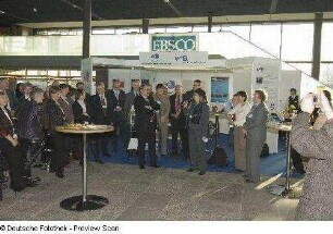 Tagungsteilnehmer vor dem Messestand Verein Deutscher Bibliothekare e. V.