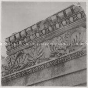 Rom, Forum Romanum, Gebälkfragment aus der Basilica Aemilia
