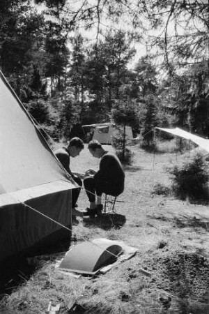 Waren (Müritz). Campingplatz Ecktannen. Camper vor ihrem Zelt