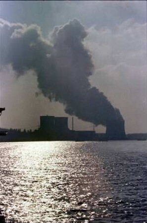 Biblis: Dampfwolke des Atomkraftwerks, Gegenlicht von Norden