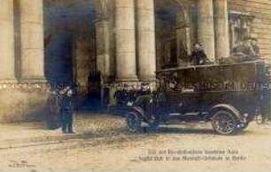 Revolutionäre fahren in den Marstall