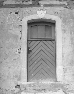 Bärenstein. Fachwerk-Wohnstallhaus, August-Bebel-Straße 33. Haustür mit Wappenstein