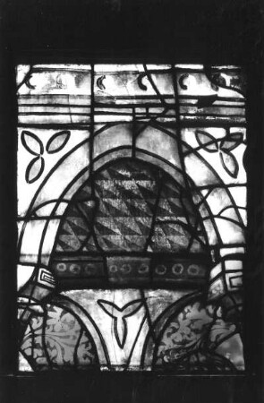 Wilsnack (Kreis Perleberg): Pfarrkirche Sankt Nikolai, Fenster n VIII 6 e (Aufnahme nach der Restaurierung). Baldachinarchitektur. Glasmalerei. 1459/1460, niederländisch