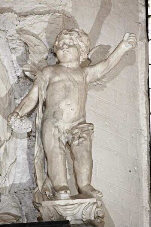 Epitaph des gottorfischen Kanzlers Johann Adolph Kielmann von Kielmannseck und seiner Frau Margaretha — Auferstehung Christi flankiert von Putten mit Arma Christi — Putten mit Arma Christi — Putto mit Essigschwamm