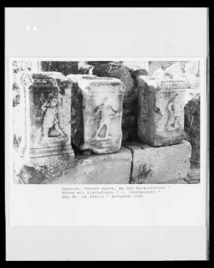 Basis mit Gladiator-Relief an der Marmorstraße