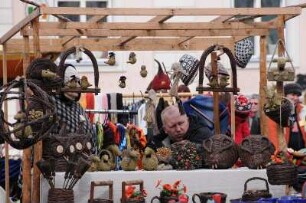 Markttag in Tallinn : Auf dem Marktplatz werden am Wochenende kunsthandwerkliche Erzeugnisse angeboten. Aufgenommen in Tallinn im April 2008