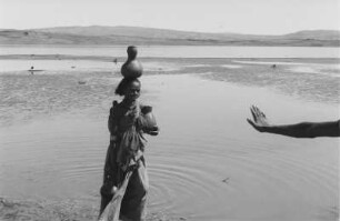 Frau an einem See : Wasser holende Frau am Haramaya-See bei Harar.