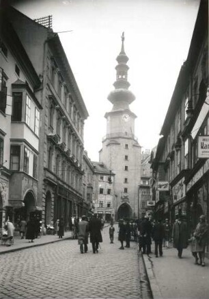 Bratislava, Michaelertor : Bratislava. Straßenbild mit Blick zum Michaelertor
