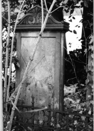 Grabstein 110 (Index: 100091011) Maße HxBxT: 136x53x16 cm: Grabstein 110 (Nachholaufnahme)