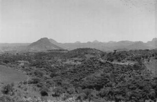 Rote Tuff-Formation : Terrasse der roten Tuff-Formation am Gasciorki-Pass. Grenzregion zwischen Eritrea und Äthiopien.