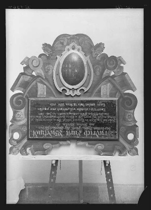 Inschrifttafel unter dem Bildnis Friedrichs