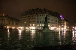 Dresden-Altstadt. Neumarkt. Blick über das Lutherdenkmal zum Johanneum und zum QF Hotel