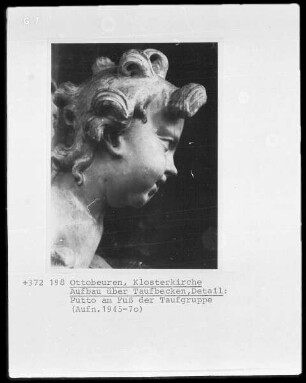 Putto am Fuß der Taufgruppe