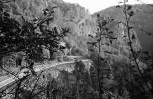 Berau: Straße unter Felsen im Schlüchttal bei Berau