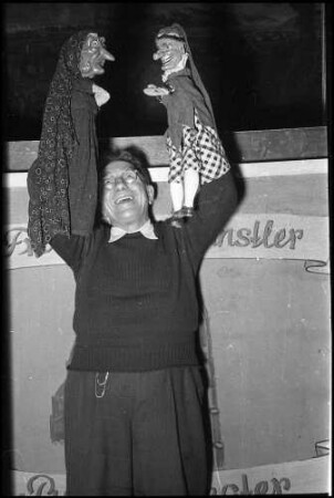 Freiburg: Otto Birkhahn Kasperle, Marionettentheater [Puppentheater], Otto Birkhahn mit Puppen [Hexe und Kasperle]