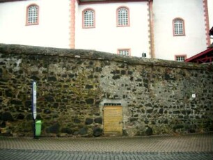 Ansicht von Norden-Kirchhofmauer in der Basis als Futtermauer des erhöht gelegenen Kirchhofes (Wehrgang mit Steinbrüstung im frühen 18 Jh abgetragen)