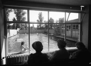Bad Bellingen: Thermalbad; Blick durch Halle auf Bassin