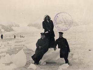 Spitzbergen. Touristen beim Landgang im Magdalenenfjord
