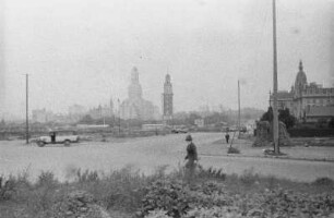Platz : Blick über einen weitläufigen Platz in einer Stadt mit Kolonialbauwerken