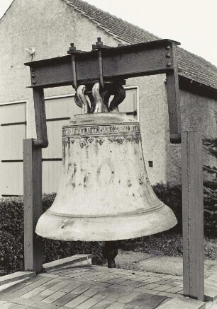 Brenitz. Bronzeglocke : Sonnewalde-Brenitz. Glockenstuhl mit Bronzeglocke