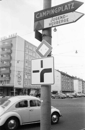 Neues Verkehrsschild "abknickende Vorfahrt".