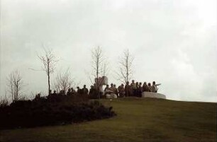 Berlin: Bundesgartenschau 1985; Besucher auf dem Berg in Sturm und Regen