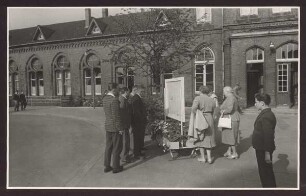 Bahnhof, mit einer Informationstafel auf dem Vorplatz. Detmold