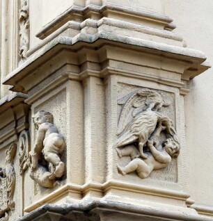 Postament mit Putten-Tier-Reliefs