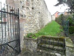 St Michael-Kirchhofmauer im Süden vom Haupttor nach Osten im Verlauf über Kirchhof zum Rundturm im Südosten