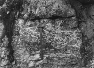 Fels und Hammer : Hammer an eine Felswand aus Muschelkalk gelehnt