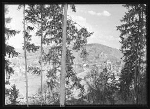 Blick über Bahnhofsgelände und Mainspitze zur Burg