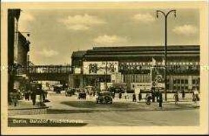 Bahnhof Friedrichstraße in Berlin, mit Parolen