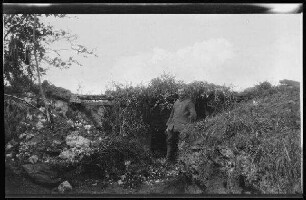 [bei Hallu (?) (Dep. Somme, Frankreich)]: "Leutnant von Crailsheim vor dem (zerstörten) Kompanie-Führer-Unterstand 10. / Infanterie-Leibregiment"