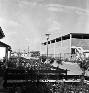 Sporteinrichtungen: Soltausredder: rechts Sporthalle: links Reihenhäuser mit Vorgärten und Zäunen: in der Mitte Straßenlampe: im Hintergrund Baukräne und Gebäude