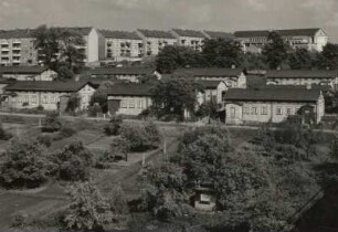 Rüdersdorf. Vorn ältere Arbeitersiedlung. Hinten Neubauten und Kulturhaus (um 1965)